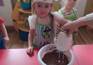 Ada przygotowuje ciasto czekoladowe