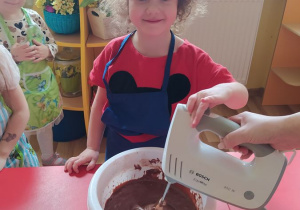 Lila przygotowuje ciasto czekoladowe