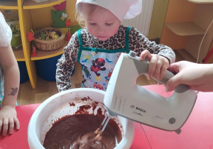 Nikola przygotowuje ciasto czekoladowe