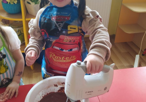 Marysia przygotowuje ciasto czekoladowe