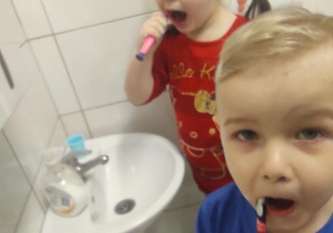 Dzieci myją zęby.