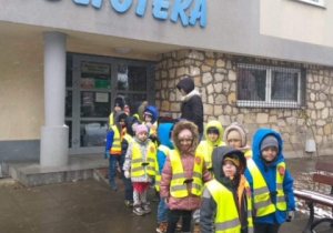Dzieci przed budynkiem Miejskiej i Powiatowej Biblioteki Publicznej w Kutnie.