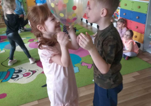 Zlata i Jacek w tańcu z balonem.