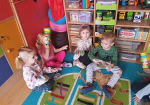 Dzieci grają na samodzielnie zrobionych instrumentach .