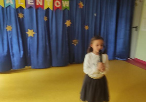 Nina S. z gr. Jaskółki śpiewa piosenkę "Nic dwa razy"