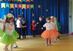 Dzieci w układzie tanecznym "Wiosenne rytmy".