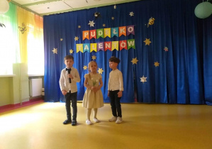 Hania K.,Tymek i Nikodem śpiewają konkursową piosenkę.