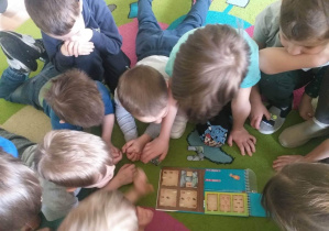 Dzieci w trakcie gry- "Busy bugs".