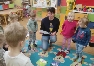 P. psycholog czyta dzieciom opowiadanie.