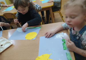 Dzieci malują farbami topniejącego bałwanka