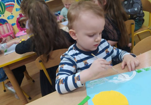 Dzieci malują farbami topniejącego bałwanka