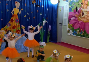 Dzieci tańczą układ taneczny "Wiosenne rytmy". Wystąpili: Lila, Hania, Zosia T., Zosia K., Oluś, Wojtuś Filip i Marysia.