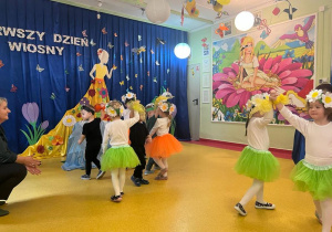 Występ dzieci z grupy Biedronki - układ taneczny pt. "Wiosenne rytmy"
