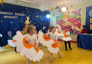 Występ dzieci z grupy Pszczółki - układ taneczny pt. "Taniec kwiatów"
