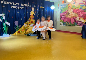 Występ dzieci z grupy Pszczółki - układ taneczny pt. "Taniec kwiatów"