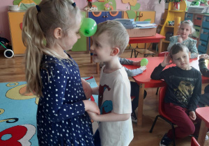 Zuzia i Antek- taniec z balonem.
