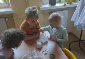 Dzieci w laboratorium przedszkolnym prowadzą eksperymenty z wodą