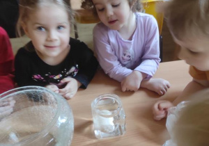Dzieci w laboratorium przedszkolnym prowadzą eksperymenty - W jakiej wodzie jajko pływa na powierzchni a w jakiej tonie?