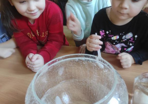 Dzieci w laboratorium przedszkolnym prowadzą eksperymenty - Co pływa, co tonie?