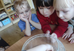 Dzieci w laboratorium przedszkolnym prowadzą eksperymenty - Co pływa, co tonie?