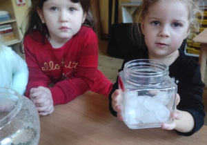 Dzieci poznają stany skupienia wody- lód.