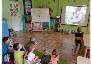 Dzieci oglądają bajkę pt. "Bolek i Lolek"