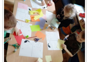 Dzieci projektują strój "Bolka i Lolka"