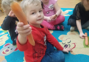 Dzieci oglądają i porównują marchewki