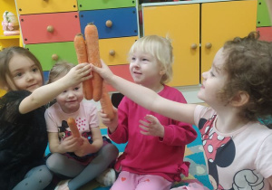 Dzieci oglądają i porównują marchewki