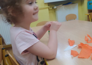 Lila wykleja sylwetę marchewki bibułą