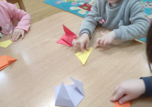 Nikola składa tulipana techniką origami.
