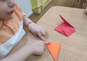 Antoś składa tulipana techniką origami.