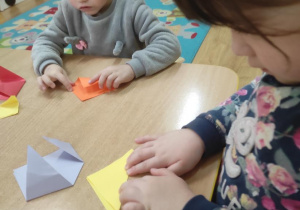 Nikola i Marysia składają tulipana techniką origami.
