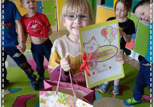 Weronika prezentuje swoją książeczkę urodzinową, a dzieci śpiewają "Sto lat"