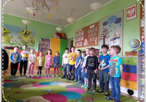 Dzieci prezentują swoje umiejętności wokalne, wprowadzając rodziców w świąteczno-wiosenną aurę