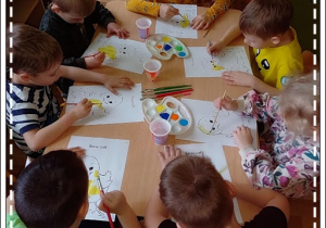 Dzieci malują w konturze kurczaka na kolor żółty