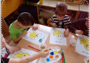 Dzieci malują w konturze kurczaka na kolor żółty