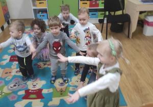 Dzieci ruchowo interpretują treść wiersza "Gimnastyka".