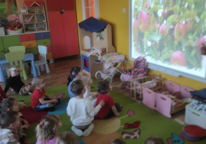 Dzieci oglądają film edukacyjny po zdrowym odżywianiu