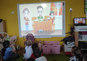 Dzieci oglądają film edukacyjny po zdrowym odżywianiu