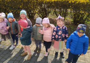 Dzieci spacerują po ogrodzie przedszkolnym