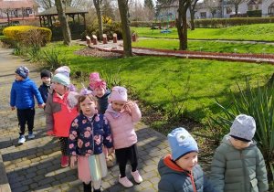 Dzieci spacerują po ogrodzie przedszkolnym