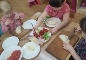 Dzieci wykonują zdrowe kanapki.