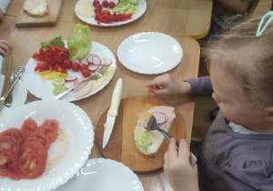 Dzieci wykonują zdrowe kanapki.