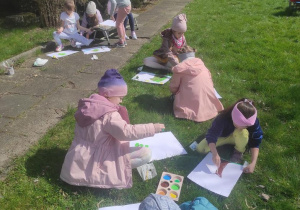 Dzieci podczas malowania drzewa.