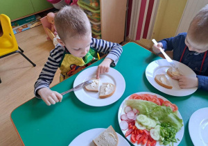 Dzieci robią zdrowe kanapki.