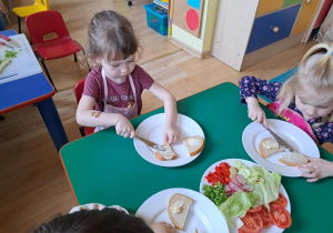 Dzieci robią zdrowe kanapki.