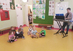 Dzieci podczas zajęć z rytmiki.