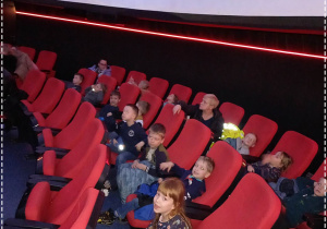 Dzieci oczekiwały na rozpoczęcie seansu w planetarium