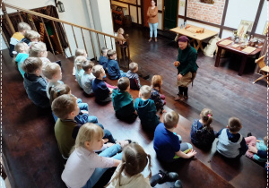 Dzieci słuchały opowieści o dawnych tradycjach piernikarskich